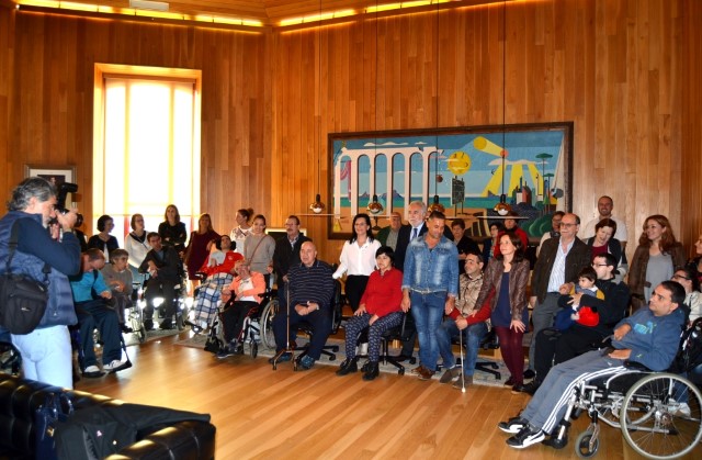 Persoas usuarias do Centro de Atención Diurna Terapéutica da Asociación Sarela visitan o Parlamento de Galicia